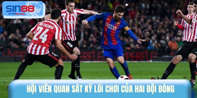 Hội viên quan sát kỹ lối chơi của hai đội bóng 